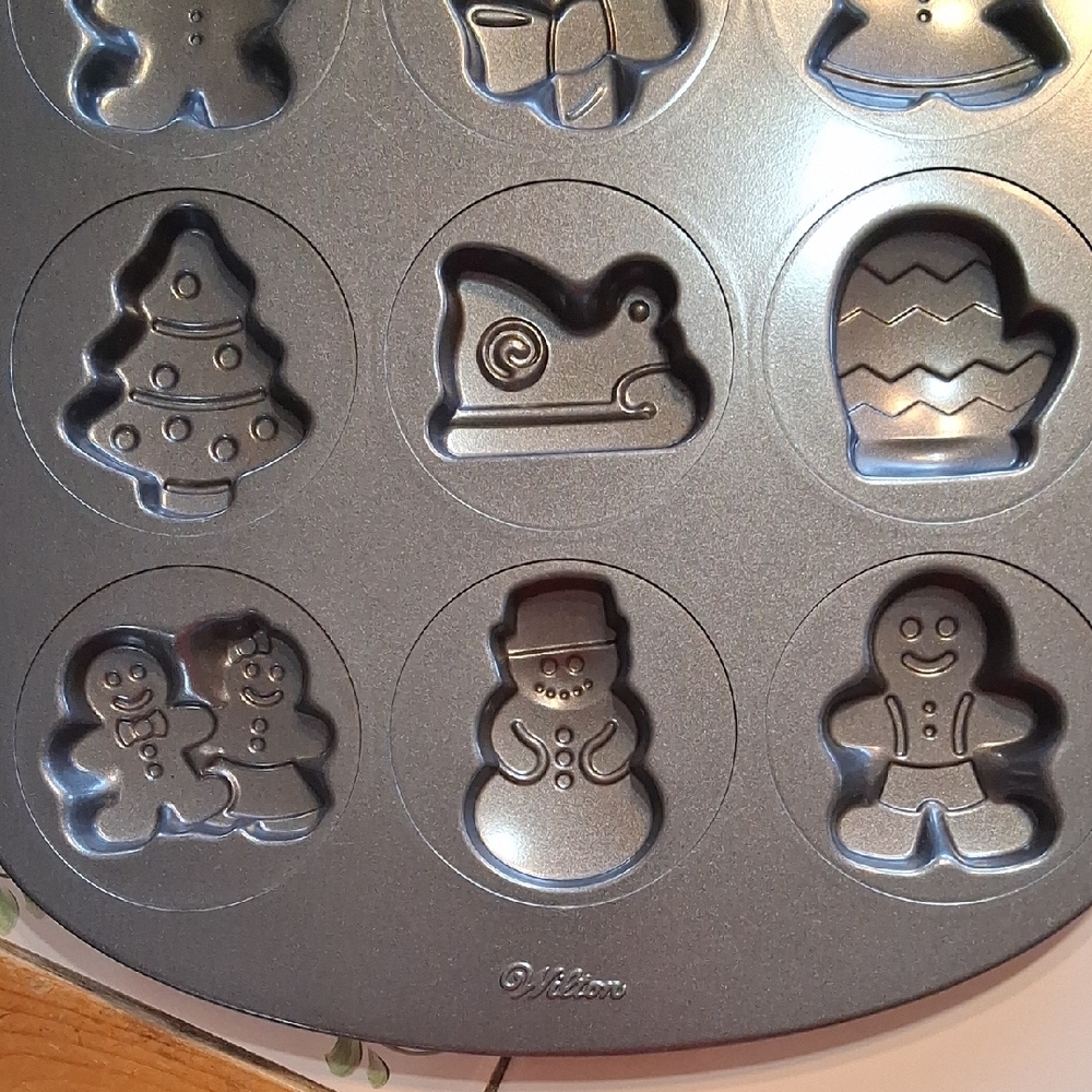 Wilton Holiday Mini Muffin Pan in Metallic Gray - Picture 4 of 9
